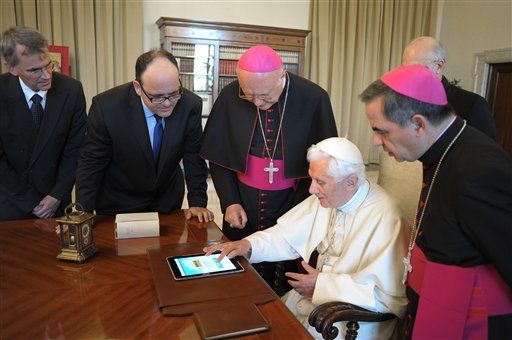 Pope on Twitter: Benedict XVI Sends First Tweet, Using iPad
