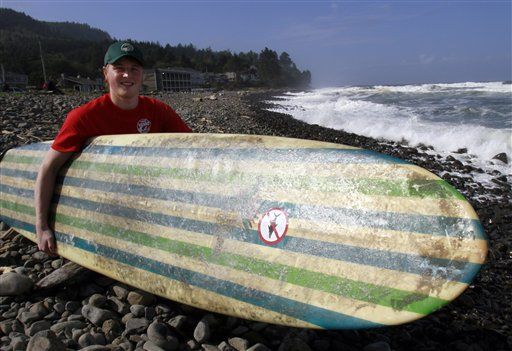 Oregon Man Surfs on Shark 's Back