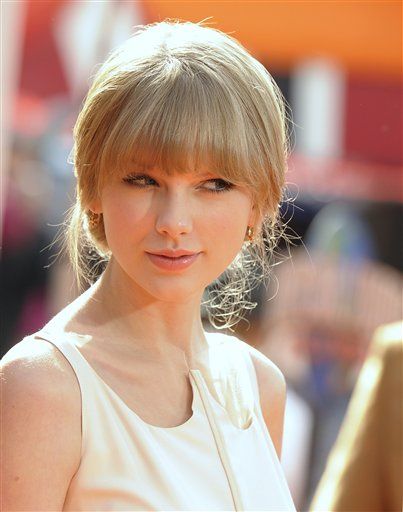 Taylor Swift Accepts Date From Teen Cancer Patient