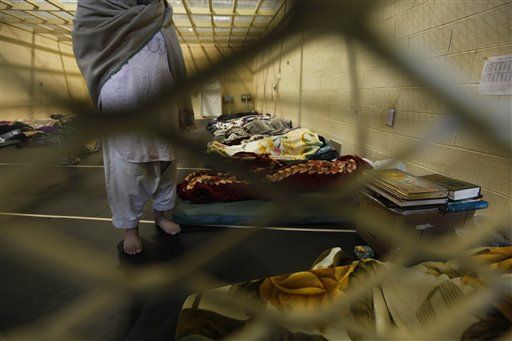US Agrees to Hand Prisoners Over to Afghans