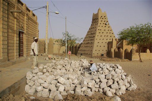 Ax-Wielding Islamists Attack Timbuktu's Holy Sites