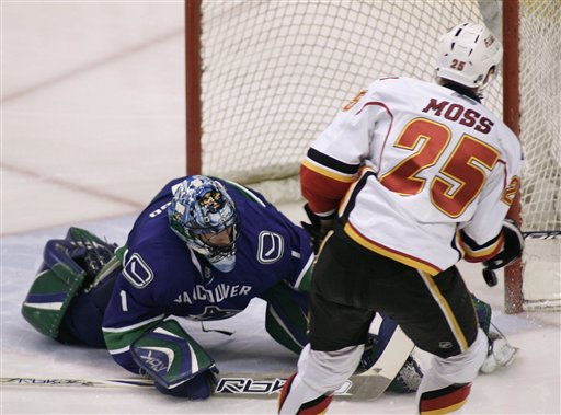Iginla Gets 50th Goal as Flames Rout Canucks