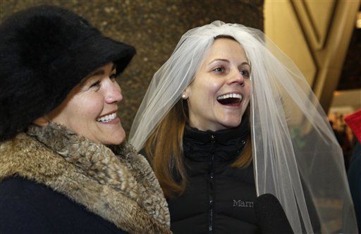 Washington Hands Out 1st Gay Marriage Licenses