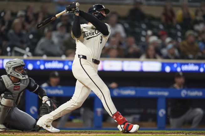 Byron Buxton's diving catch in the 9th inning seals the Twins' 4-2 win over the struggling White Sox