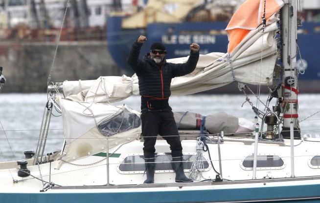 No flights, Argentine sails the Atlantic to be with parents