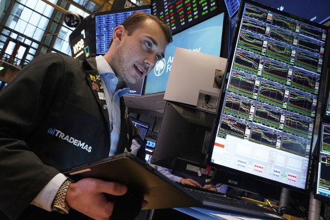 Big Tech carries Wall Street to the close of its winning, roller-coaster week