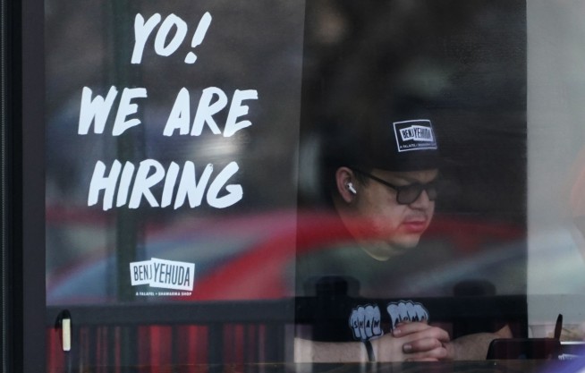 US employers add a solid 372,000 jobs in sign of resilience