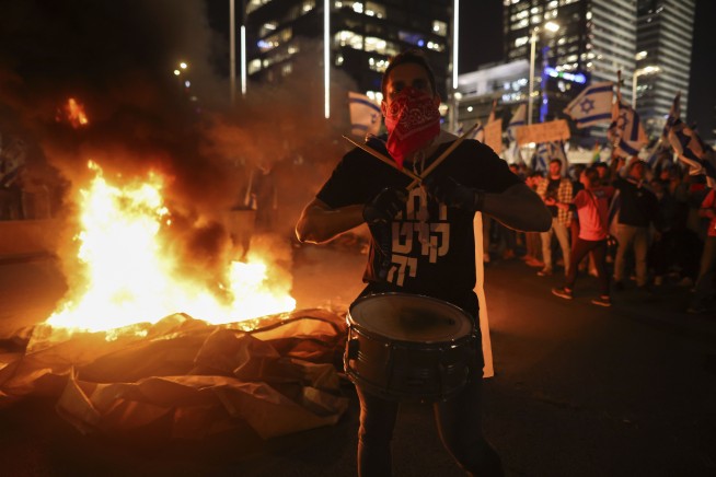 Mass protests erupt after Netanyahu fires defense chief