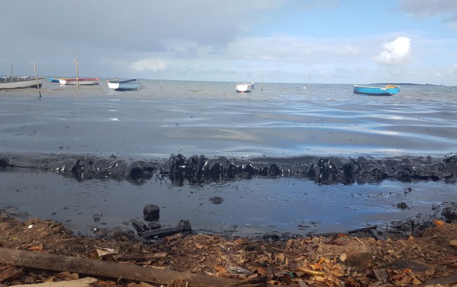 Race in Mauritius to empty oil tanker before it breaks up