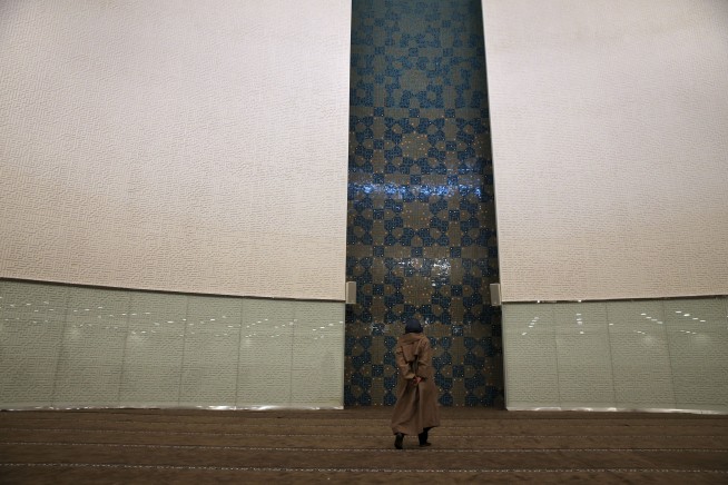 Avant-garde mosque angers hard-liners in Iran