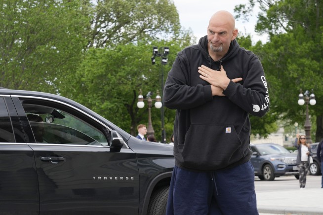 GOP leader McConnell returns to Senate after head injury