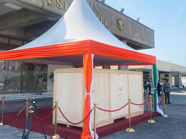 France returns a sacred drum looted during the colonial era to Ivory Coast