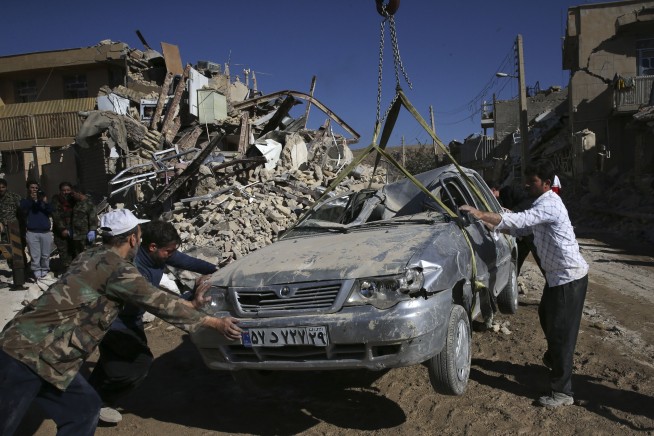 Rescuers search debris after Iran-Iraq quake kills over 530