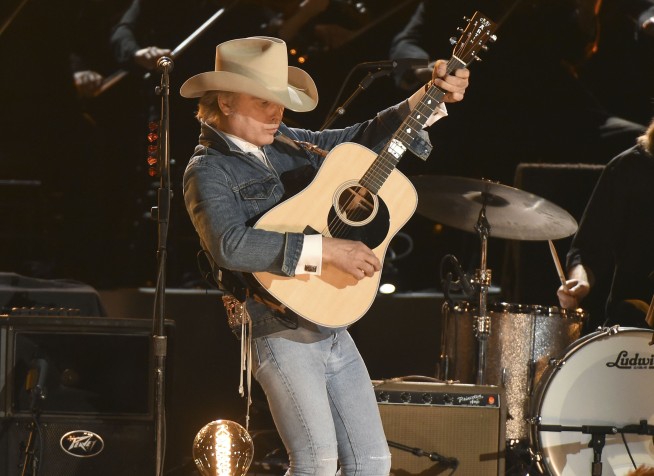 Garth Brooks wins top award, Beyonce performs at CMA Awards