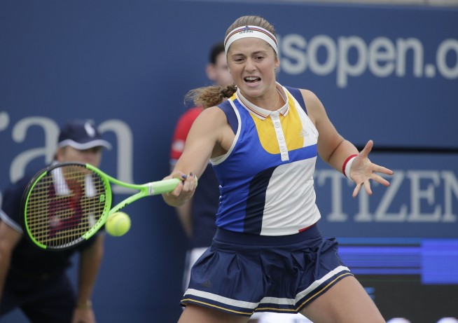 The Latest: Federer needs 5 sets to edge US teen at Open