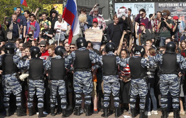 The Latest: Over 1,000 arrested in anti-Putin protests