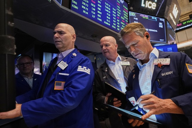 Wall Street rallies and recovers Monday's losses as the dollar and US bond market steady