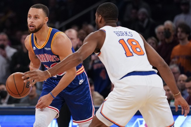 Curry gets NBA record for 3-pointers, Warriors beat Knicks
