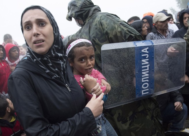 AP PHOTOS: Migrants face the elements as their numbers grow