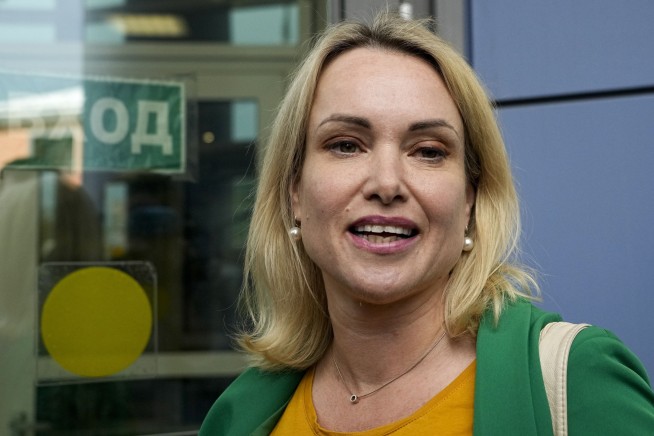 Russian journalist detained, charged over war criticism