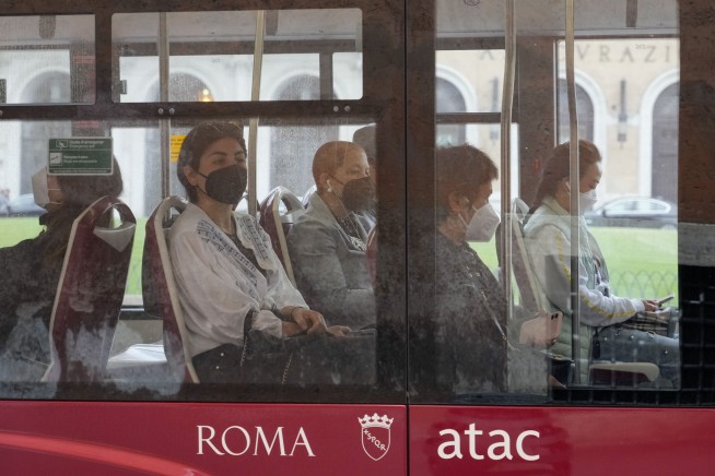 Italy, Greece relax COVID restrictions before tourism season