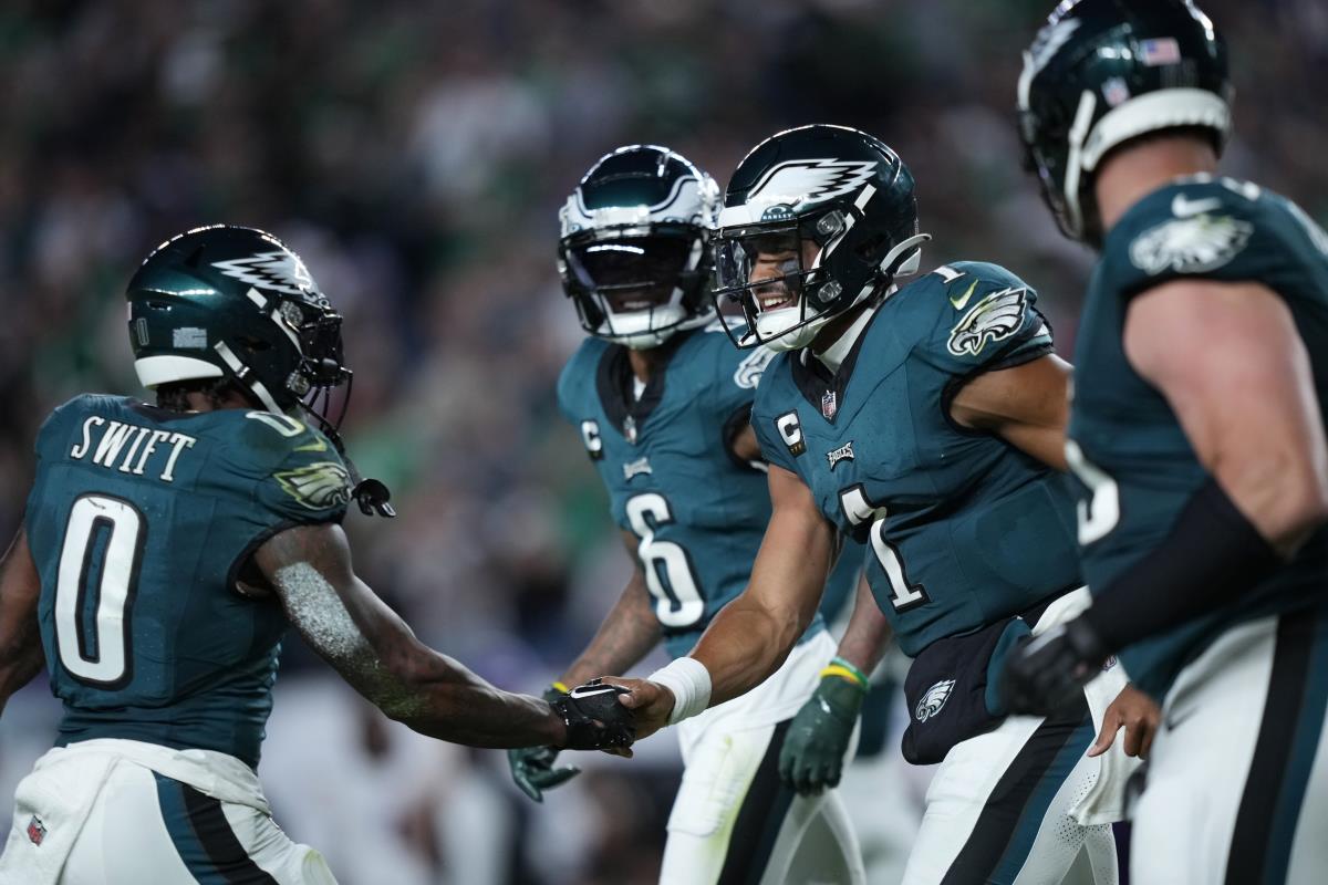 Eagles hold off fumble-prone Vikings 34-28, Jalen Hurts runs for 2