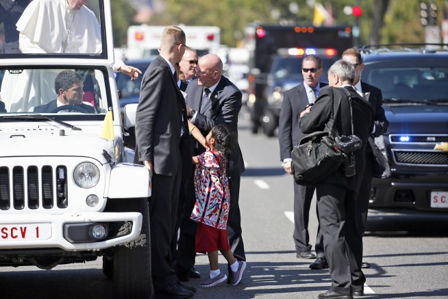 Little girl shares immigration message with pope