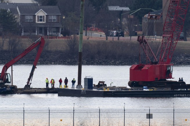 Salvage crews recover engine, large portion of jet from river after deadly air collision near DC