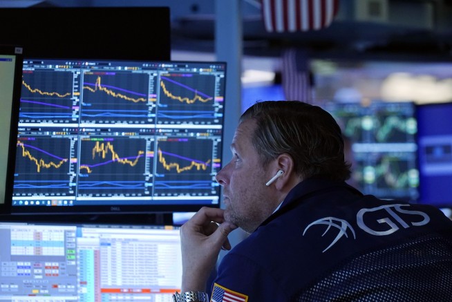 Spike in bond yields spooks investors, deflates tech stocks