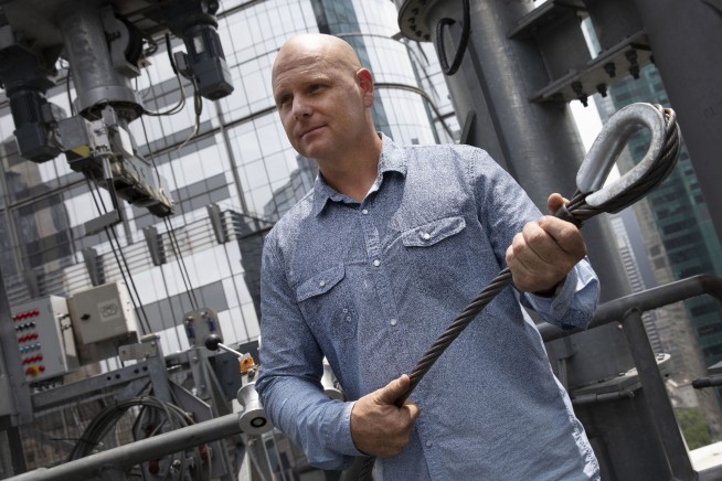 Flying Wallendas safely cross Times Square on high wire