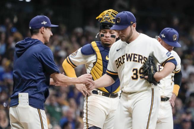 Counsell hits a three-run home run 