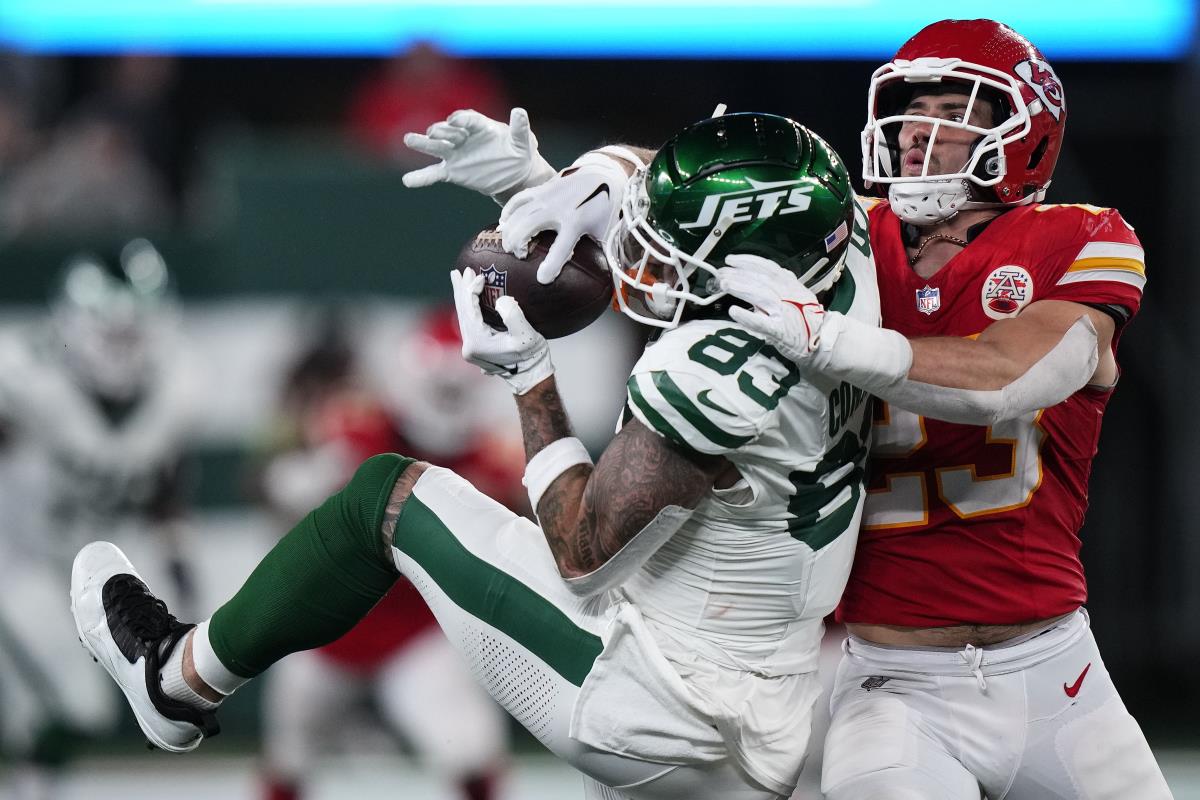 Patrick Mahomes sets TD record as Kansas City Chiefs hold off New York Jets  with Taylor Swift and Aaron Rodgers watching on, NFL News