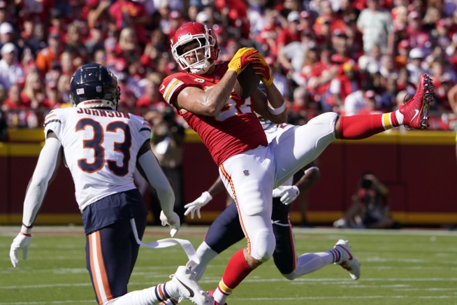 Taylor Swift turns out to see Travis Kelce, Kansas City Chiefs play Chicago Bears