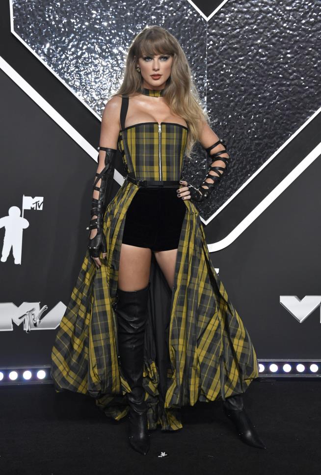 Taylor Swift wins big at MTV Video Music Awards, ties Beyoncé’s record