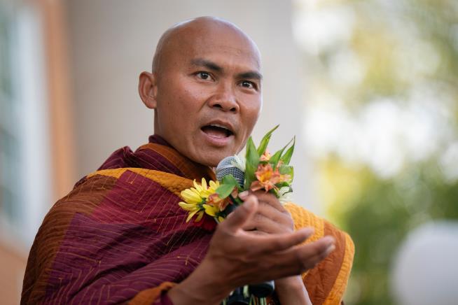 Buddhist monks and their dog captivate Americans while walking for peace