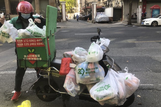 Shanghai wrestles with food shortages under virus shutdown