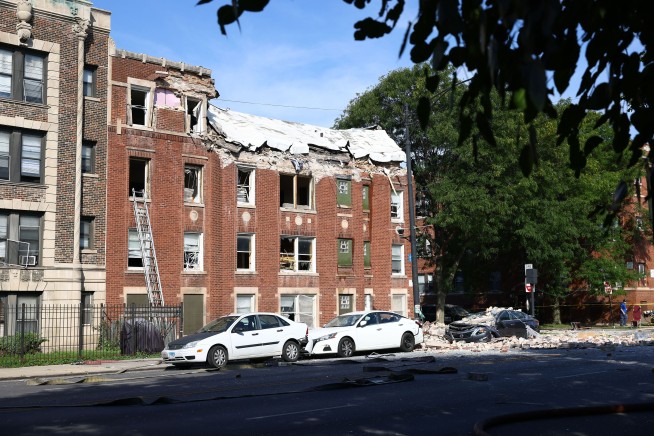 Officials: 8 injured in Chicago apartment building explosion