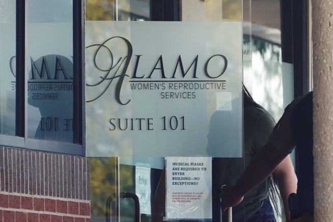 Texas clinics cancel abortions after court reinstates ban