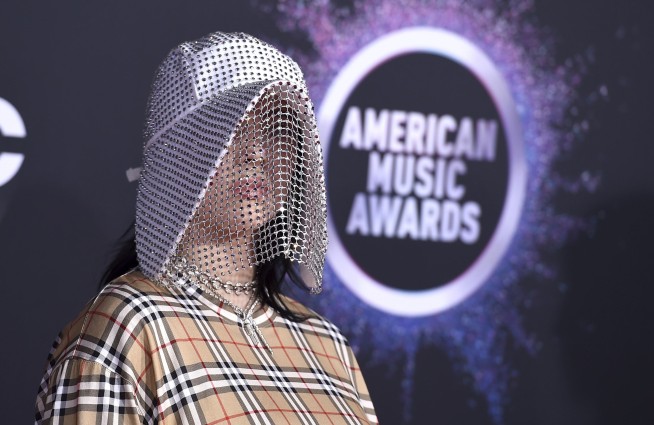 Swift moonwalks past Michael Jackson’s record at AMA Awards