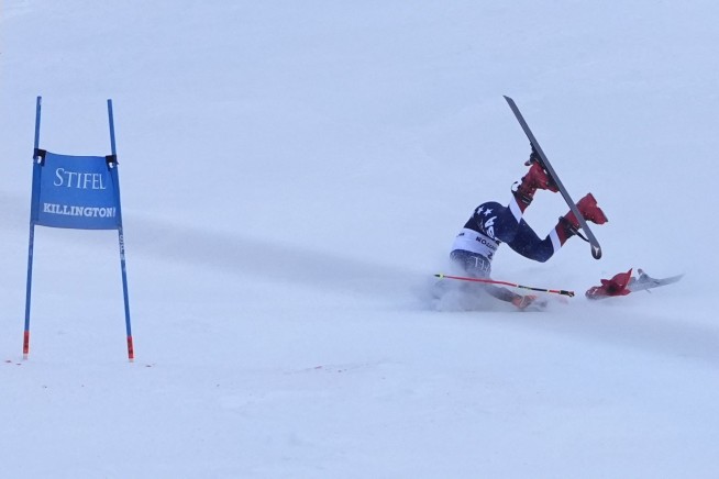 Mikaela Shiffrin suffers abdominal puncture wound but no bone or ligament damage in Killington crash