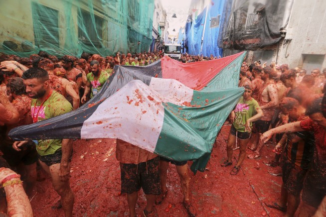 Tons of overripe tomatoes become projectiles in Spain's ‘Tomatina’ food fight