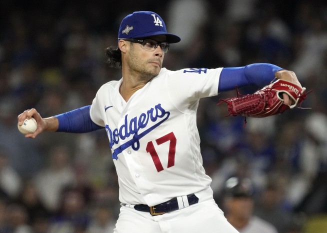 Shohei Ohtani gives a Porsche to Joe Kelly's wife for his No. 17 with the Dodgers
