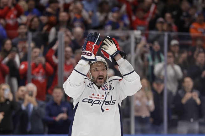 Alex Ovechkin breaks Wayne Gretzky's NHL career goals record by scoring his 895th