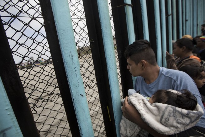 Buses carrying Central American migrants roll to US border