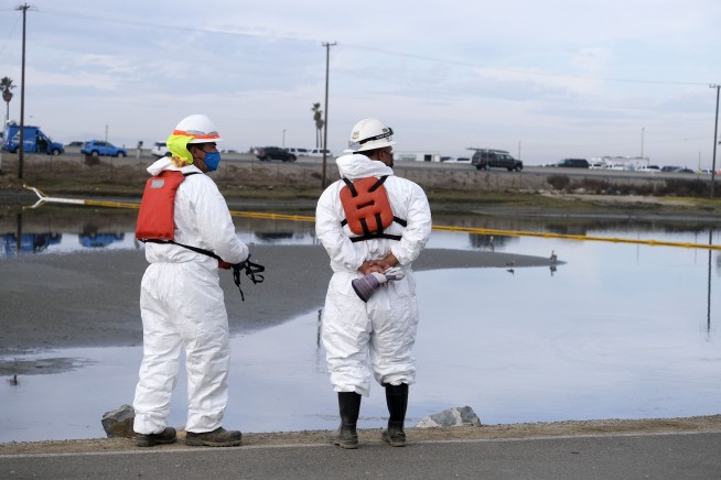 Records show slow response to report of California oil spill