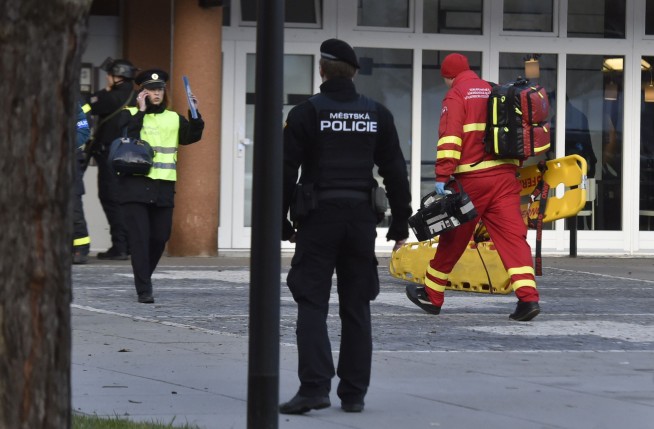 6 dead in shooting at Czech hospital; suspect shoots self