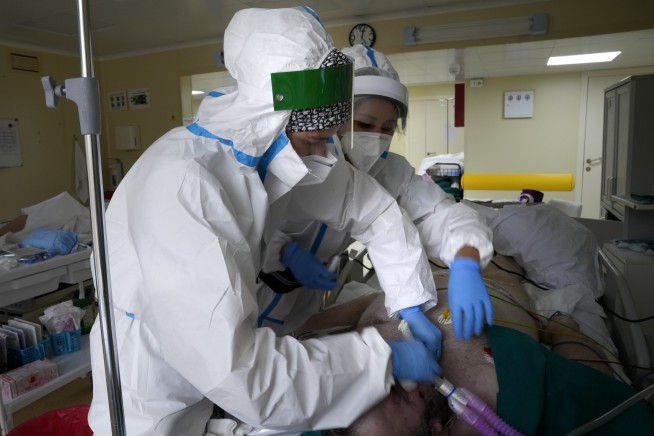 Moscow closing schools, many businesses as virus deaths soar