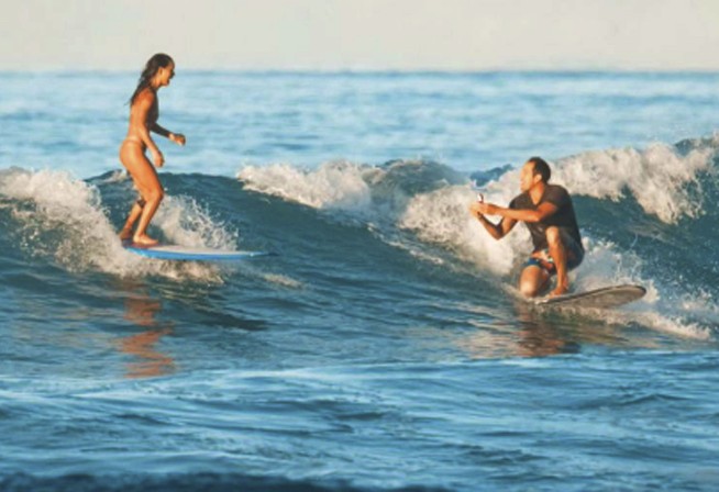 Hawaii man proposes to girlfriend while surfing