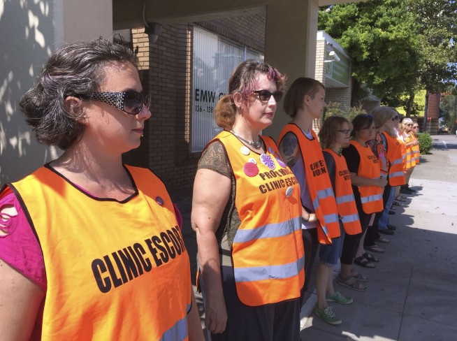 Judge strikes down Kentucky law in win for abortion clinic