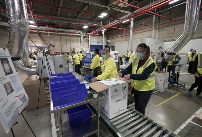 Trucks with first COVID-19 vaccine in US roll out